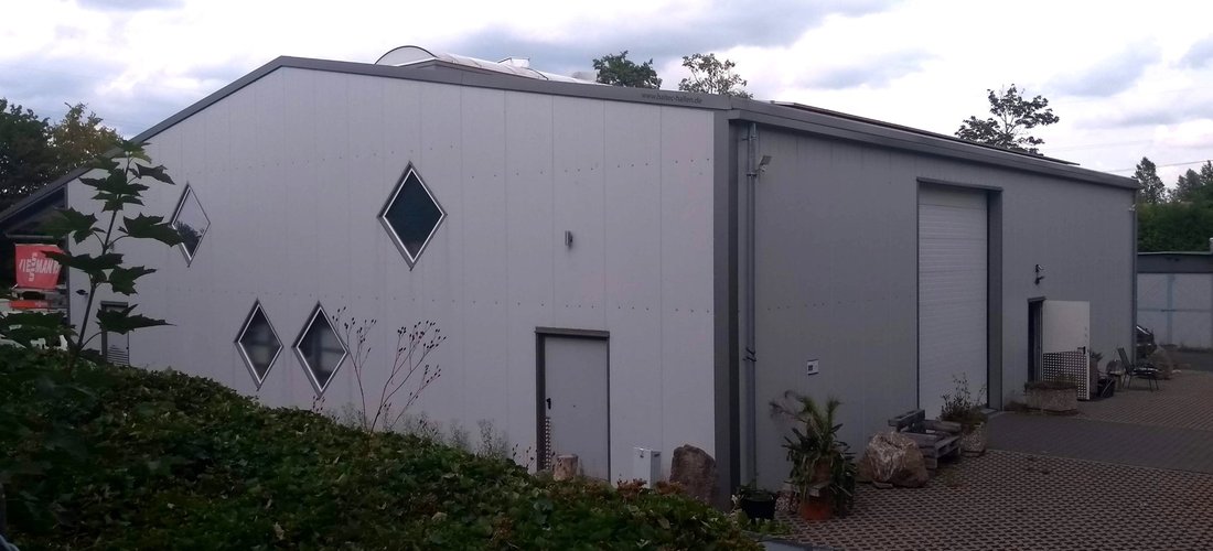 Die Rosenhagen Heizungsbau GmbH aus Göttingen-Elliehausen beheizt die neue Werk- und Lagerhalle mit einer Wärmepumpe. (Foto: waermepumpe-regional.de)