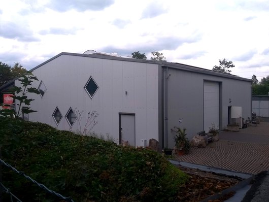 Die Rosenhagen Heizungsbau GmbH aus Göttingen-Elliehausen beheizt die neue Werk- und Lagerhalle mit einer Wärmepumpe. (Foto: waermepumpe-regional.de) Die Rosenhagen Heizungsbau GmbH aus Göttingen-Elliehausen beheizt die neue Werk- und Lagerhalle mit einer Wärmepumpe. (Foto: waermepumpe-regional.de)