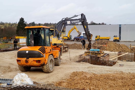 Im Dettenhausener Gewerbegebiet Kuchenäcker entsteht die neue Energiezentrale der swt. Im Hintergrund laufen die Bauarbeiten für die neue Lagerhalle der Alfred Ritter GmbH & Co. KG. (Foto: swt/ Schermaul) Im Dettenhausener Gewerbegebiet Kuchenäcker entsteht die neue Energiezentrale der swt. Im Hintergrund laufen die Bauarbeiten für die neue Lagerhalle der Alfred Ritter GmbH & Co. KG. (Foto: swt/ Schermaul)