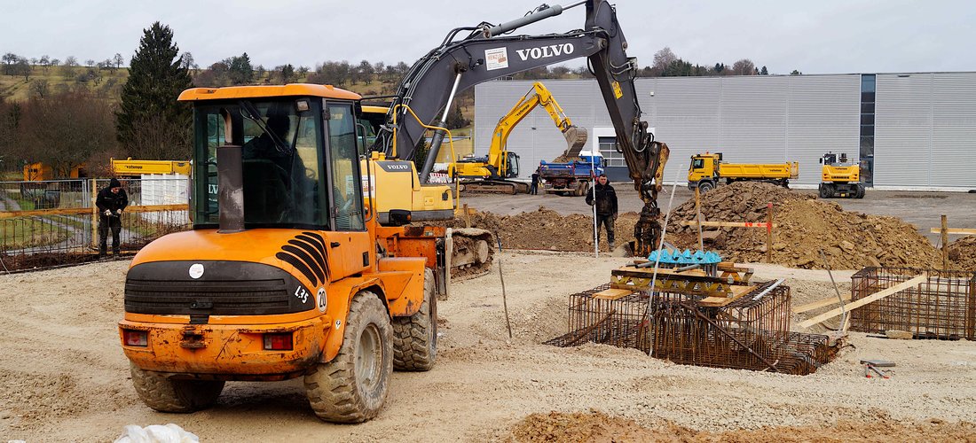 Im Dettenhausener Gewerbegebiet Kuchenäcker entsteht die neue Energiezentrale der swt. Im Hintergrund laufen die Bauarbeiten für die neue Lagerhalle der Alfred Ritter GmbH & Co. KG. (Foto: swt/ Schermaul)