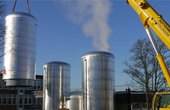Aufbau des letzten Pufferspeichers im Februar 2017 (Quelle: Stadtwerke Altensteig)