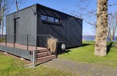 In den Ostseelodges von „Glück in Sicht“ sorgen Luftwärmepumpen mittels Ökostrom für saubere Wärme. (Foto: waermepumpe-regional.de)