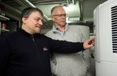 Der 200-Liter-Pufferspeicher ist im Heizungskeller des Einfamilienhauses untergebracht. (Foto: STIEBEL ELTRON GmbH & Co.KG)