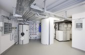 Zwei jeweils 69 kW starke Wärmepumpen von Stiebel Eltron mit je neun Erdwärmesonden versorgen den Wohnpark Kirchwiese in Münster-Mecklenbeck. (Foto: Stiebel Eltron)